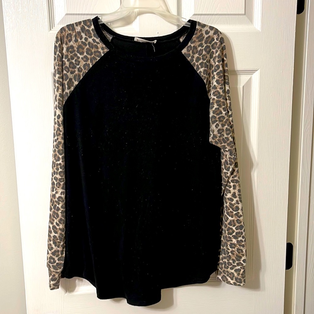 Zenana 1x long sleeve animal print sleeve black top.